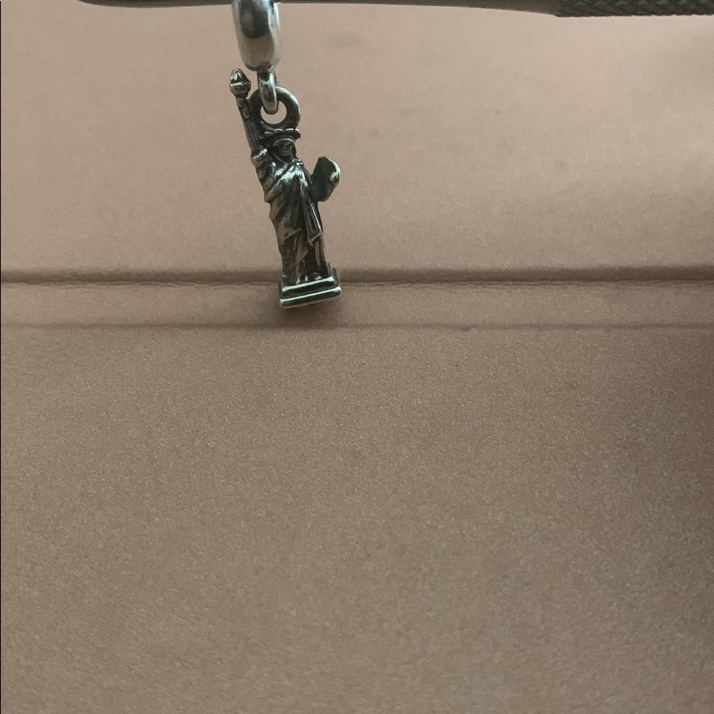 Pandora Silver Statue of Liberty Charm - Picture 5 of 5